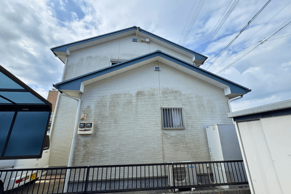 佐賀県武雄市の外壁洗浄専門店キョーサイ洗浄王武雄店の施工事例CASE03。洗浄前の住宅外壁のビフォー写真