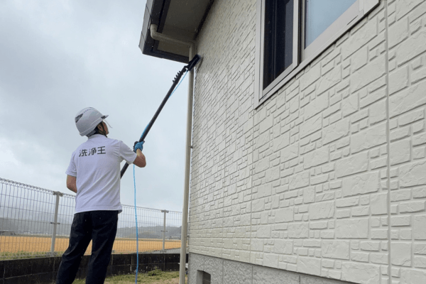 キョーサイ洗浄王武雄店が外壁の状態に合わせてブラシ洗浄している作業写真